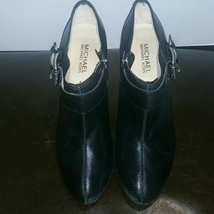 WOMEN'S BLACK LEATHER MICHAEL KORS BOOTIES SZ.7.5